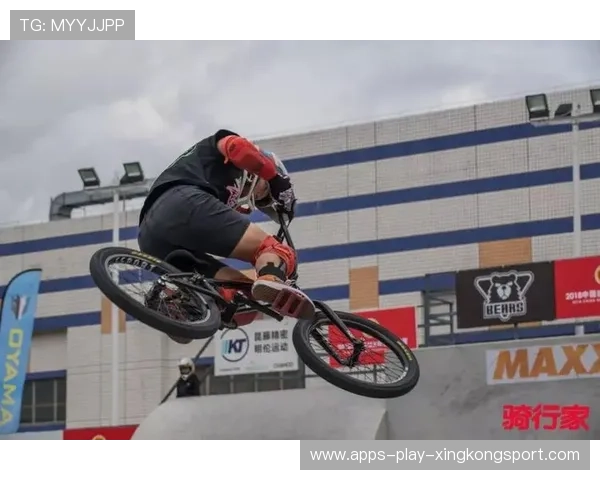 BMX 自行车空翻四周震撼评委