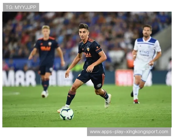 费兰托雷斯头球摆渡创造绝佳时机:演绎足球场上的完美配合 费兰托雷斯头球摆渡创造绝佳时机:演绎足球场上的完美配合