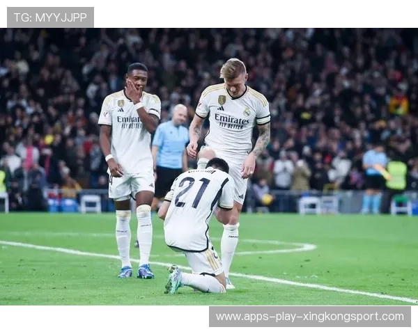 皇马左路斜传，直击对手防线，展现无与伦比的战术魅力